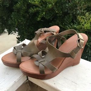 Banana Republic Wedges!🌿